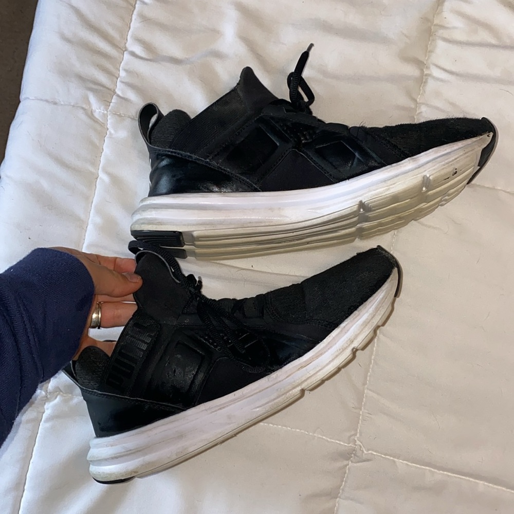 Men’s 7.5 women’s 9 puma slip on with laces black and white athletic shoes